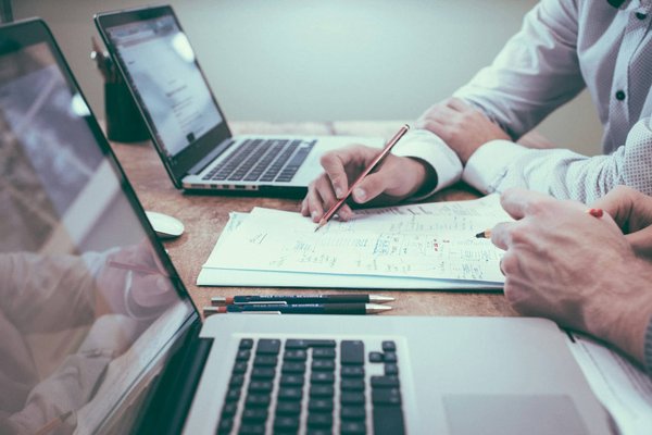 Quels sont les critères légaux pour une entreprise qui souhaite lancer un programme de parrainage?