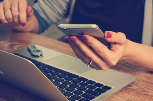 Comment intégrer une solution de gestion des connaissances pour améliorer l'innovation dans une entreprise technologique?