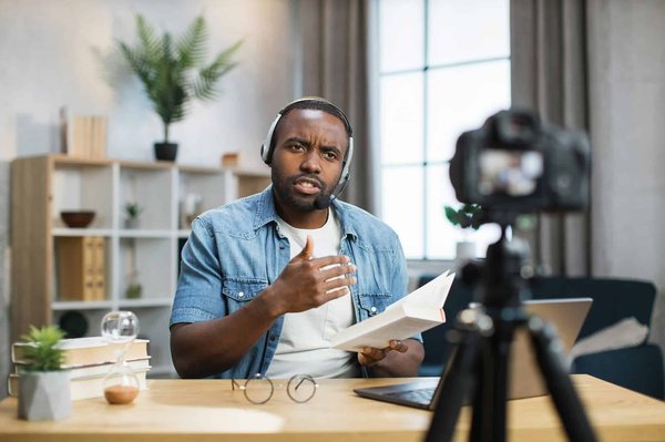 Comment les petites entreprises de l'industrie du divertissement peuvent-elles utiliser les plateformes de streaming pour élargir leur audience ?