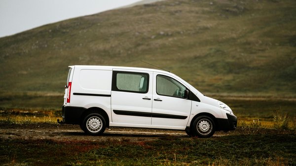 Location utilitaire hayon : le guide complet pour déménager facilement